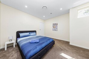 Tabla de planchar con plancha, wifi y ropa de cama 