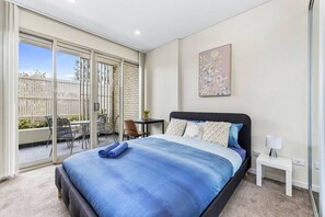 Iron/ironing board, WiFi, bed sheets - Botany 2Br Apt near Airport/Bay/City with 2Parking (Botany)