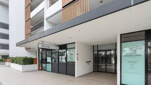 En modern byggnad som inrymmer en skönhetssalong, ”Byme Hair & Beauty”, och en pilatesstudio, ”Work of Art Pilates”.