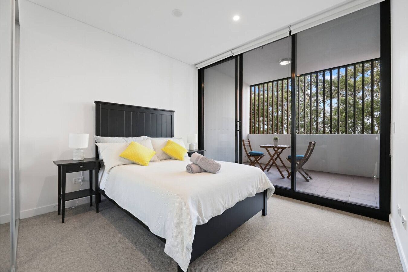 Tabla de planchar con plancha, wifi y ropa de cama 