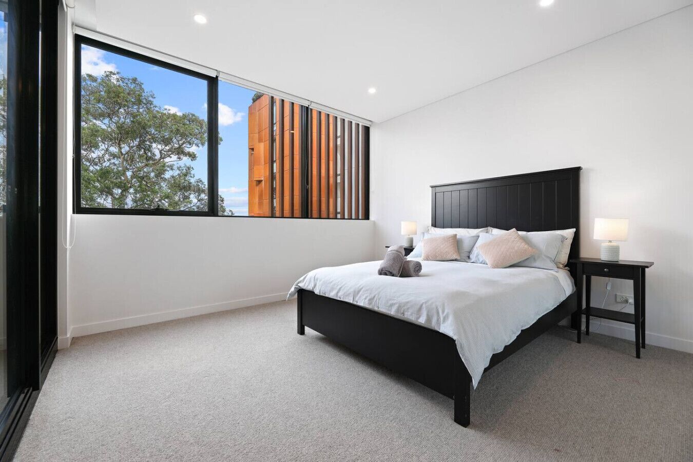 Tabla de planchar con plancha, wifi y ropa de cama 