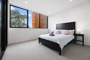 Tabla de planchar con plancha, wifi y ropa de cama 