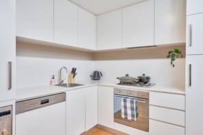 Frigorífico, microondas, horno y placa de cocina