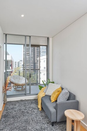 TV - Macquarie Cozy Nest 2BR Train/Shopping (Macquarie Park)