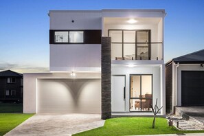 Exterior - Austral Luxury 5Br Classic Model House (Austral)