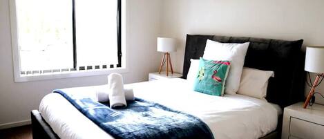 Tabla de planchar con plancha, wifi y ropa de cama