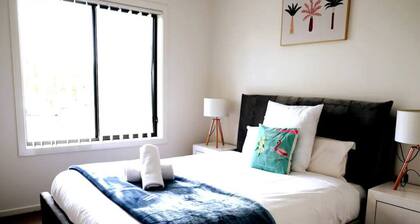 Kellyville Modern & Stylish House for family &work