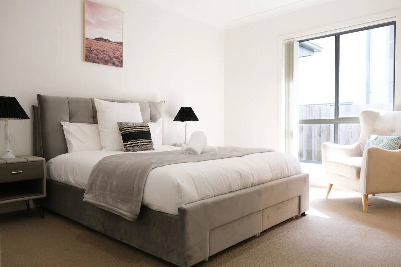 Silitysrauta/-lauta, Wi-Fi, vuodevaatteet