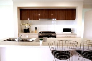 Køleskab, mikrobølgeovn, ovn, kogeplade