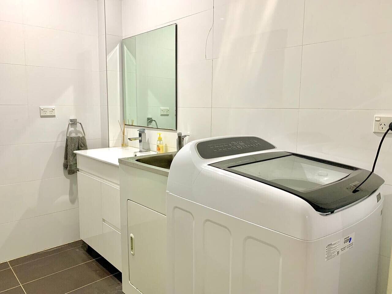 Microondas, horno, parrilla de estufa y lavavajillas 