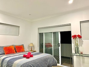 3 bedrooms, iron/ironing board, WiFi, bed sheets - Near Train/Shopping at Bankstown (Bankstown)