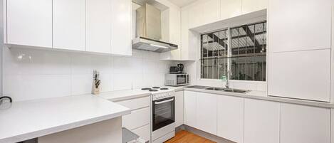 Refrigerador, microondas, horno y tostadora