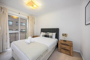 Iron/ironing board, WiFi, bed sheets - Modern Comfort in Bankstown (Bankstown)