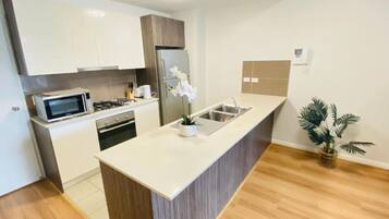 Køleskab, mikrobølgeovn, ovn, kogeplade