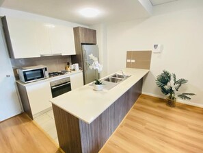 Fridge, microwave, oven, stovetop - Parramatta 3Br Near Train Light Rail & Shop Center (Parramatta)