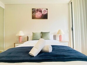 Tabla de planchar con plancha, wifi y ropa de cama 