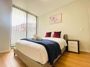 Iron/ironing board, WiFi, bed sheets - Parramatta 3Br Near Train Light Rail & Shop Center (Parramatta)