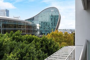 Ein modernes Gebäude mit einer markanten, gebogenen Glasfassade und dem gut sichtbaren 'W'-Logo.