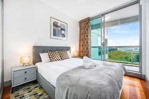 3 bedrooms, iron/ironing board, WiFi, bed sheets - CBD sydeney 3Br with pool & gym with city view (Sydney)