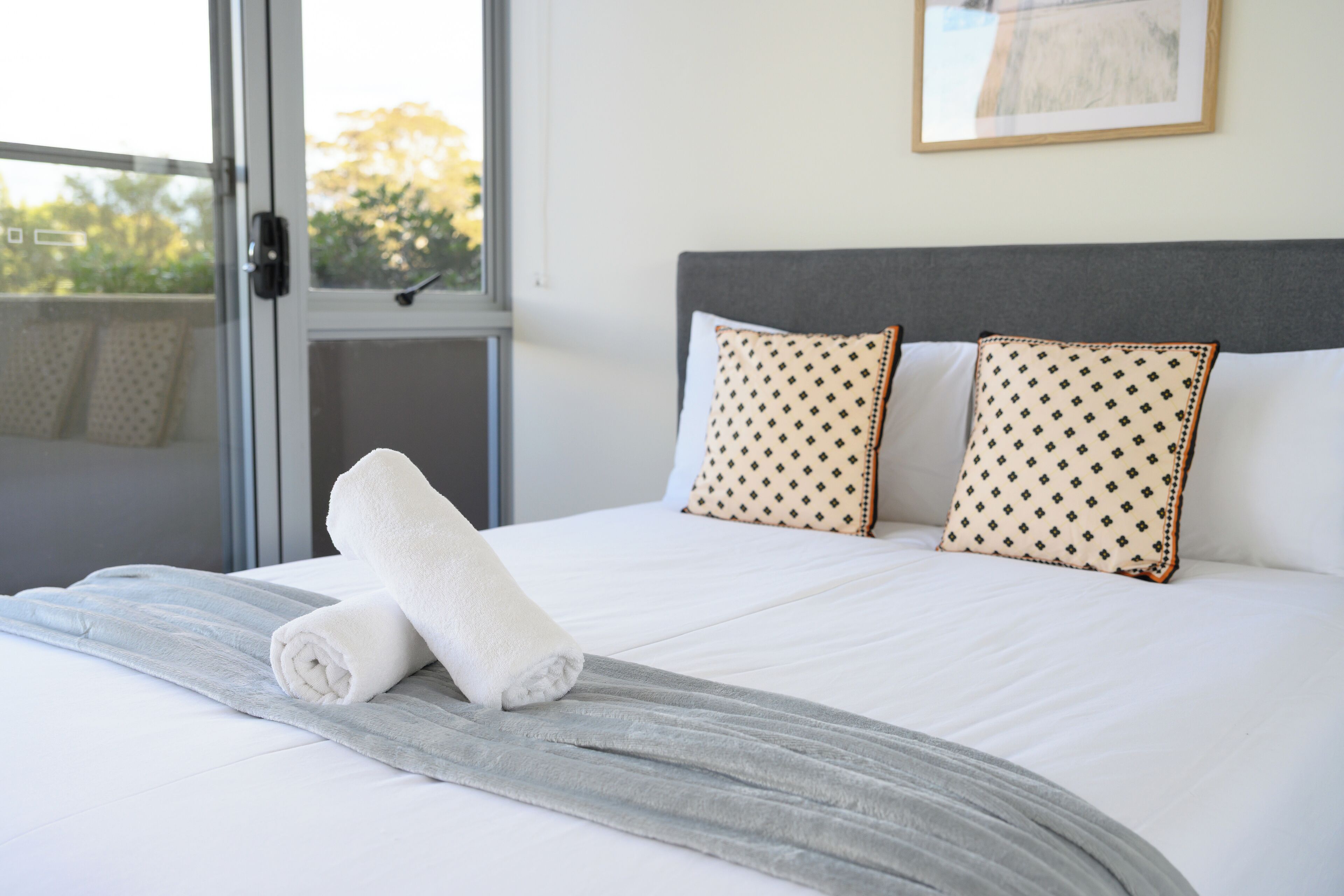 Tabla de planchar con plancha, wifi y ropa de cama 