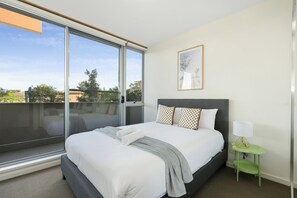 Tabla de planchar con plancha, wifi y ropa de cama 