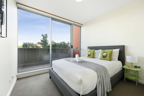 Tabla de planchar con plancha, wifi y ropa de cama 