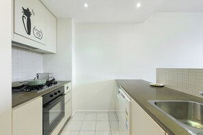 Microondas, horno, placa de cocina, lavavajillas