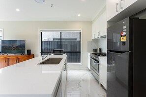 Fridge, microwave, oven, stovetop - Peaceful Stay in Austral Perfect for Groups (Austral)