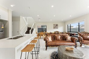 Interior - Peaceful Stay in Austral Perfect for Groups (Austral)