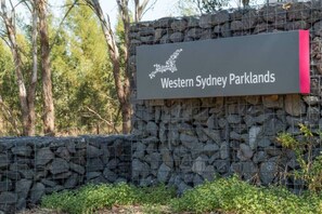 Property grounds - Peaceful Stay in Austral Perfect for Groups (Austral)