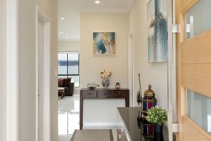 Interior - Peaceful Stay in Austral Perfect for Groups (Austral)