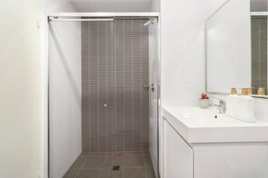 Hair dryer - 2BR APT near Train Station/4ppl/Couple/Business (Canterbury)