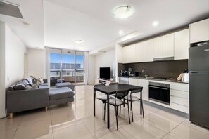 Un apartamento moderno con sala de estar, comedor y cocina.