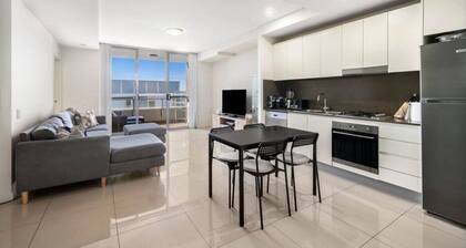 2BR APT near Train Station/4ppl/Couple/Business