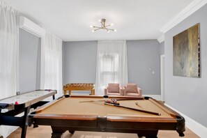 Games room - Elegant Hideaway with Free Parking (Yonkers)
