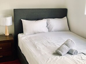 Iron/ironing board, WiFi - St Marys 5Br Cozy house near Train & Shopping (Colyton)