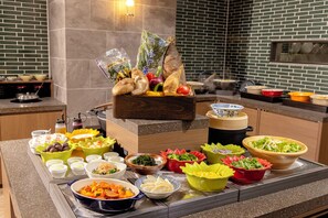Se ofrece un desayuno bufé todos los días (por un coste adicional)