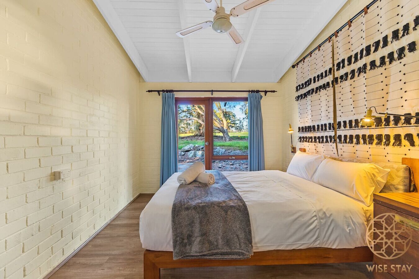 5 habitaciones, tabla de planchar con plancha, wifi y ropa de cama 