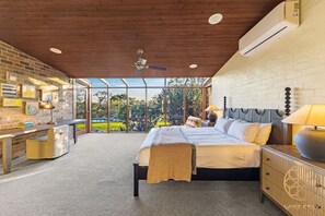 5 bedrooms, iron/ironing board, WiFi, bed sheets