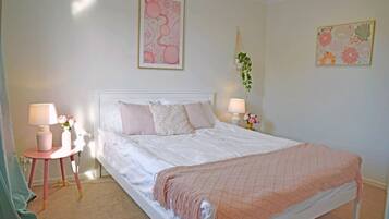 6 Schlafzimmer, Schreibtisch, Bügeleisen/Bügelbrett, WLAN