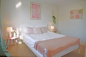 6 quartos, escrivaninha, ferros/tábuas de passar roupa, Wi-Fi