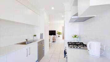 Geladeira, micro-ondas, fogão, cooktop