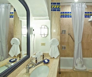 Sèche-cheveux, serviettes fournies, savon, papier toilette