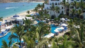 Un resort con piscina, playa y vista al océano.