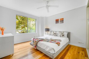 2 bedrooms, desk, iron/ironing board, WiFi - Redfern 2Br Apt with balcony free parking near CBD (Redfern)