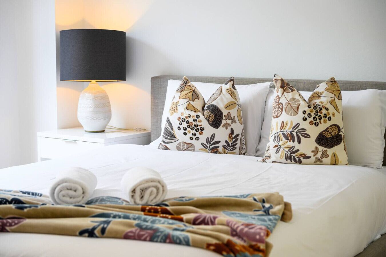 2 dormitorios, escritorio, tabla de planchar con plancha y wifi