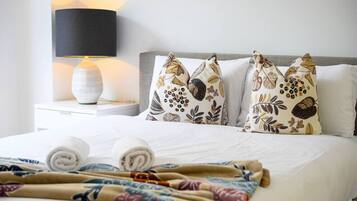 2 dormitorios, escritorio, tabla de planchar con plancha y wifi