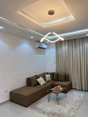 Smart TV - 2 Bedroom En-Suite, Wi-Fi, Secured, 24/7 Power (Lekki)