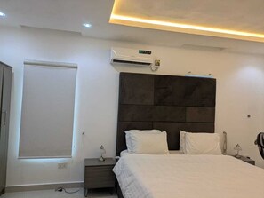 2 bedrooms, iron/ironing board, free WiFi, bed sheets - 2 Bedroom En-Suite, Wi-Fi, Secured, 24/7 Power (Lekki)