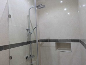 Douche, serviettes fournies, savon, papier toilette